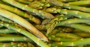 Tak wykorzystasz końcówki szparagów. Pomysł na szybki obiad