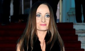 Tak ubrała się na potańcówkę. "Powycinana" sukienka to hit