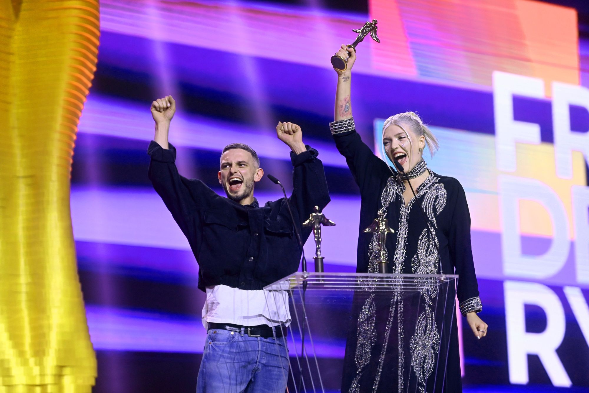 Vito Bambino i Daria Zawiałow ze statuetką za piosenkę roku (za "I Ciebie też, bardzo")
