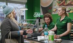 Karnawał i postanowienia noworoczne siostry w reklamach Żabki (wideo)