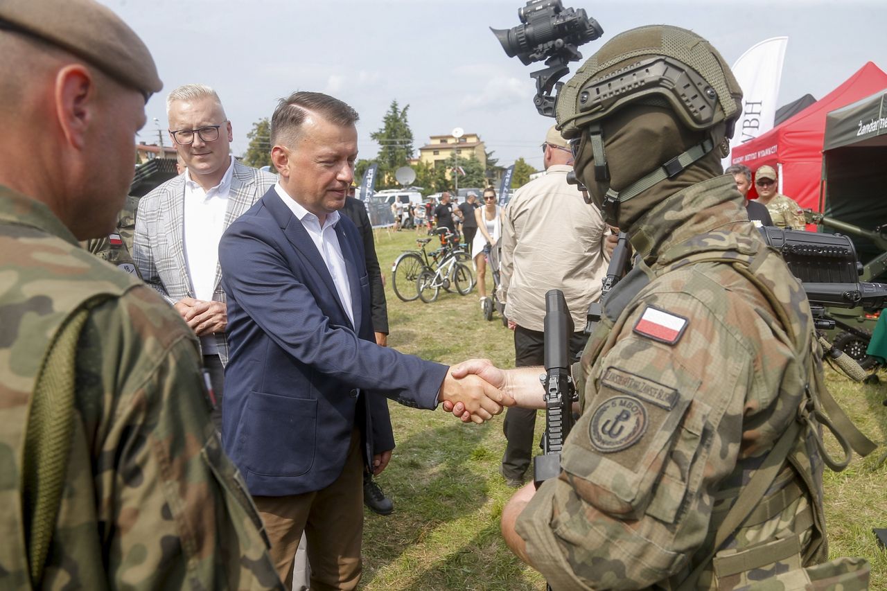 Minister Obrony Narodowej Mariusz Błaszczak. Piknik "Zostań Żołnierzem RP" w Ossowie, fot. Michał Baranowski/AKPA