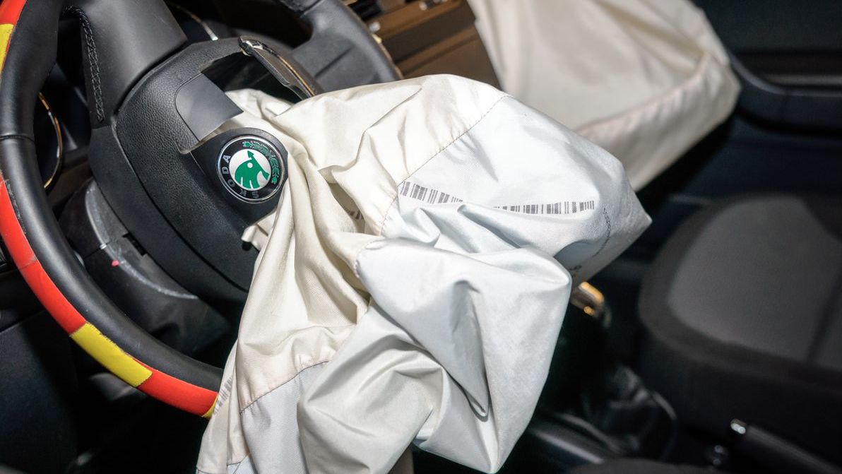 Taki widok oznacza duże wydatki. Niestety wiele osób wybiera tańszą opcję w postaci części z rynku wtórnego.