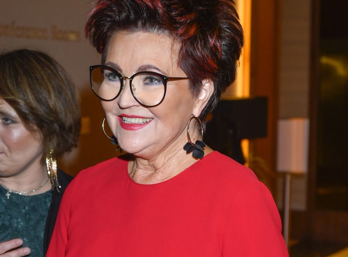Jolanta Kwaśniewska zachwyca elegancją. Ta koszula to must-have w szafie każdej kobiety