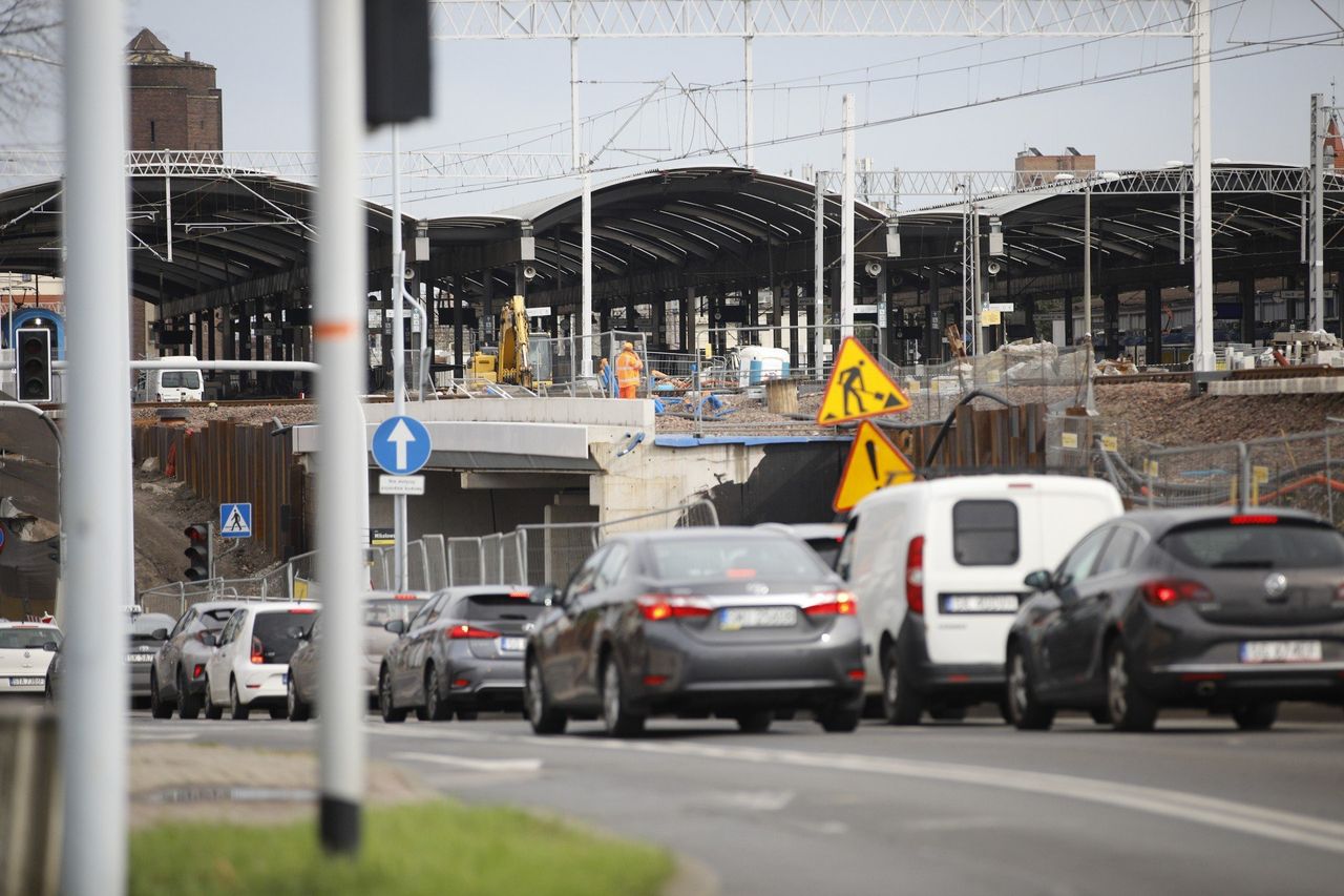 Katowice: Wielka inwestycja kolejowa. Pociągi jeżdżą już po wiadukcie na Mikołowskiej. Za kilka miesięcy pojadą pod nim samochody