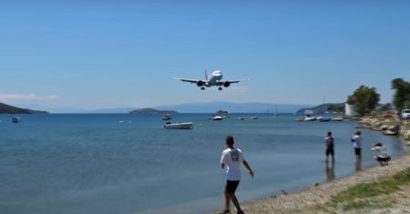 Lądowanie samolotu Wizz Air w Grecji. Nagranie niesie się w sieci
