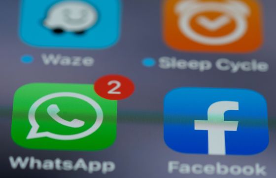 Dochodzenie w sprawie polityki Mety zakazującej części funkcjonalności AI na WhatsApp