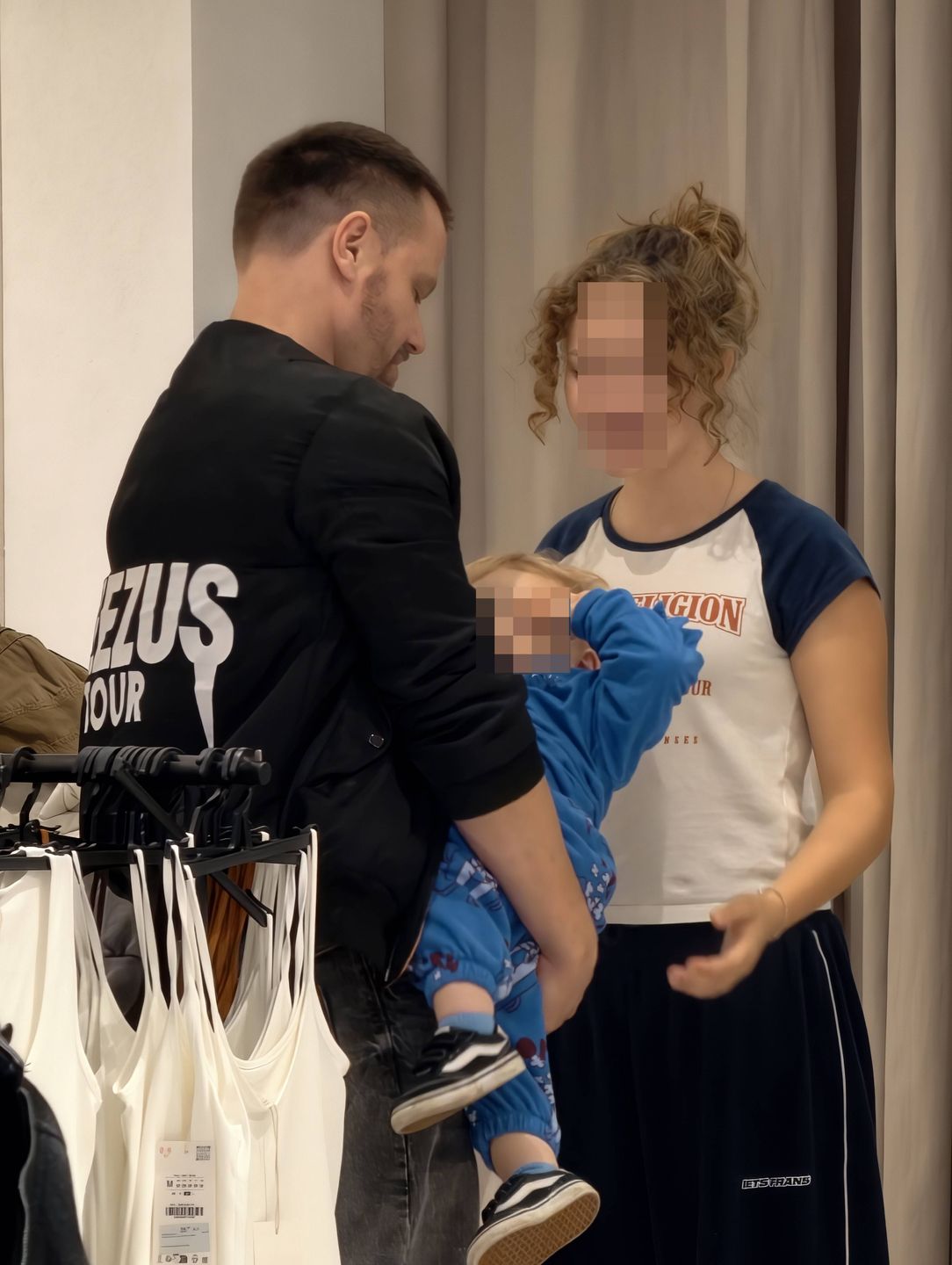 Dominika Serowska i Marcin Hakiel "przyłapani" z dziećmi na zakupach