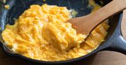 Wlej odrobinę do jajek, a potem usmaż. Jajecznica będzie zdrowsza i bardziej kremowa
