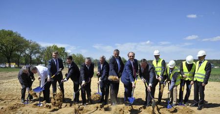 Symbolicznym wbiciem łopat rozpoczęto budowę S17 Garwolin – Kurów