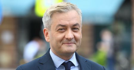 "Dziaderskie na maksa". Biedroń reaguje na słowa Tuska ws. związków partnerskich