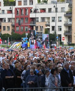 Warszawa. Wierni zgromadzili się na Placu przed Świątynią Opatrzności Bożej [ZDJĘCIA]