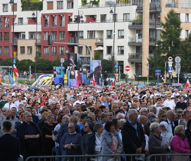 Warszawa. Wierni zgromadzili się na Placu przed Świątynią Opatrzności Bożej [ZDJĘCIA]
