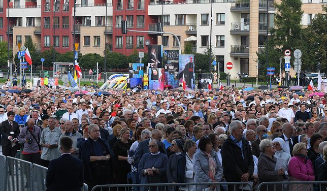 Warszawa. Wierni zgromadzili się na Placu przed Świątynią Opatrzności Bożej [ZDJĘCIA]