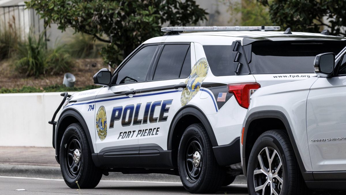 Grand jury empaneled in Florida to investigate Trump-related conspiracyepa12645144 A Fort Pierce police car passes in front of the Alto Lee Adams Sr. US Courthouse in Fort Pierce, Florida, USA, 12 January 2026. The US District Court for the Southern District of Florida issued Administrative Order 2025-74, providing for the empaneling of two federal grand juries. US President Donald Trump's ally says grand jury empaneled in Florida to investigate a sweeping conspiracy against Trump.  EPA/CRISTOBAL HERRERA-ULASHKEVICH Dostawca: PAP/EPA.CRISTOBAL HERRERA-ULASHKEVICHinvestigation, trials, courthouse, cars