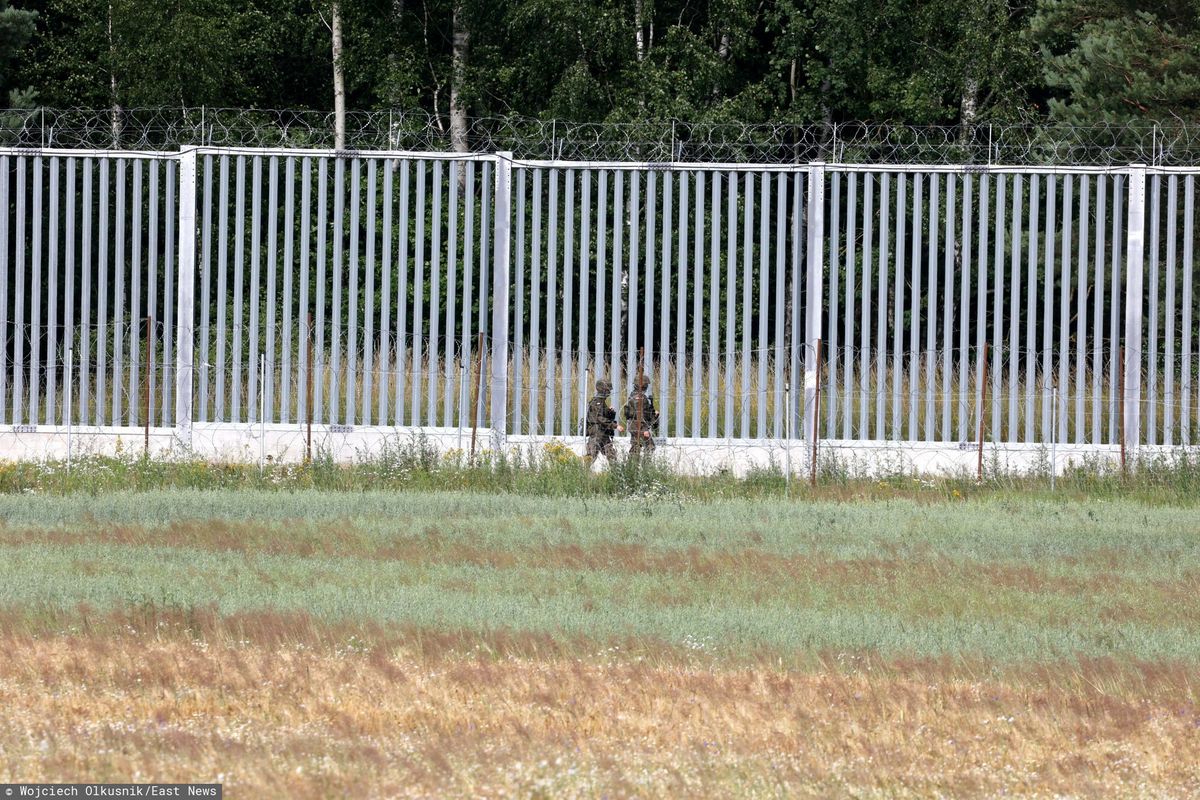 Płot na granicy polsko-białoruskiej. Strzały słychać "nawet kilka razy dziennie"