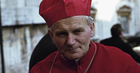 Wbija kij w mrowisko. Zwraca uwagę na jedną rzecz z materiału o Wojtyle