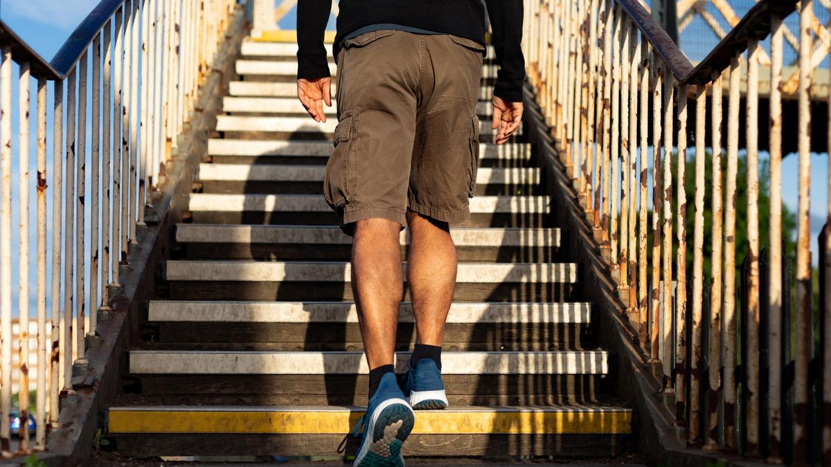 Ten objaw zauważysz podczas wchodzenia po schodach