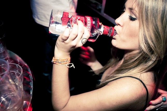 Wódka nośnikiem informacji! Kod binarny przesłany w chmurze alkoholu