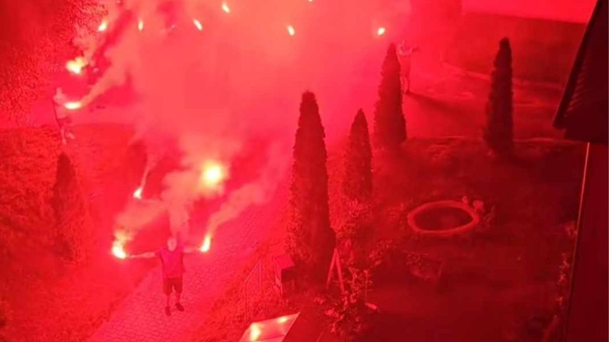 Dumny tata świętuje przed szpitalem. Takie widoki z okien porodówki w Lęborku