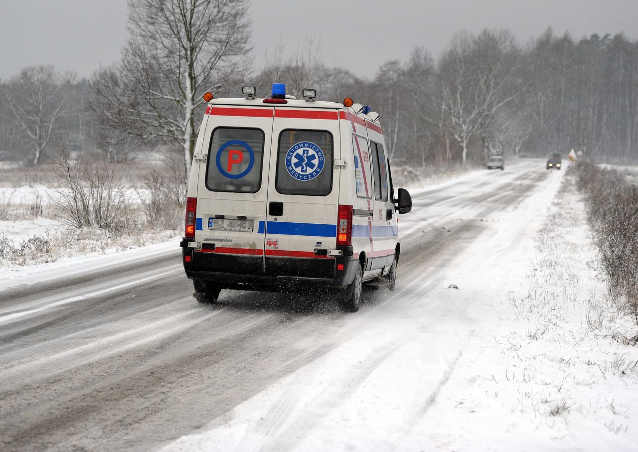 Karetka w potrzasku. Przez 10 godzin na oblodzonej drodze