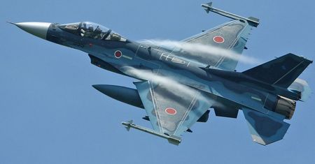 F-2 – większy brat F-16. Wygląda podobnie, ale to latający samuraj
