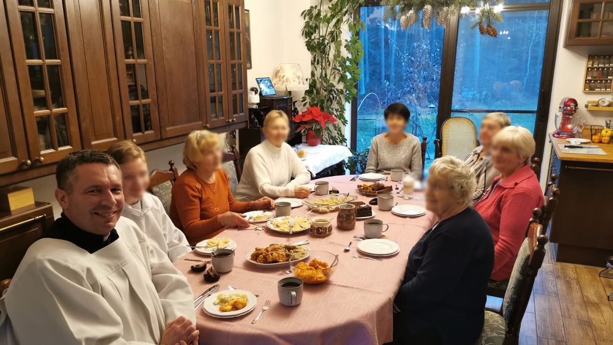 Ks.  Daniel Wachowiak podczas wizyty duszpasterskiej. 