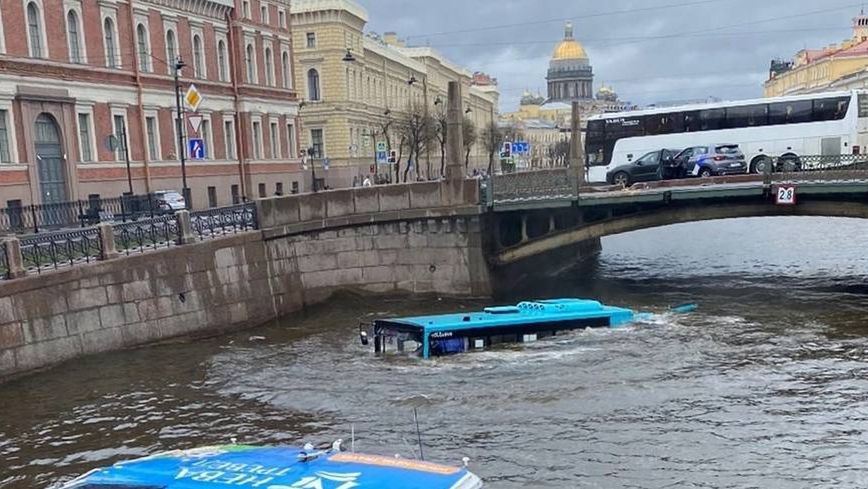 Dramat w Petersburgu. Autobus spadł z mostu do rzeki