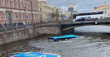 Dramat w Petersburgu. Autobus spadł z mostu do rzeki