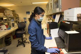 Nowy wariant koronawirusa. WHO przestrzega państwa: nie wstrzymujcie lotów zbyt pochopnie