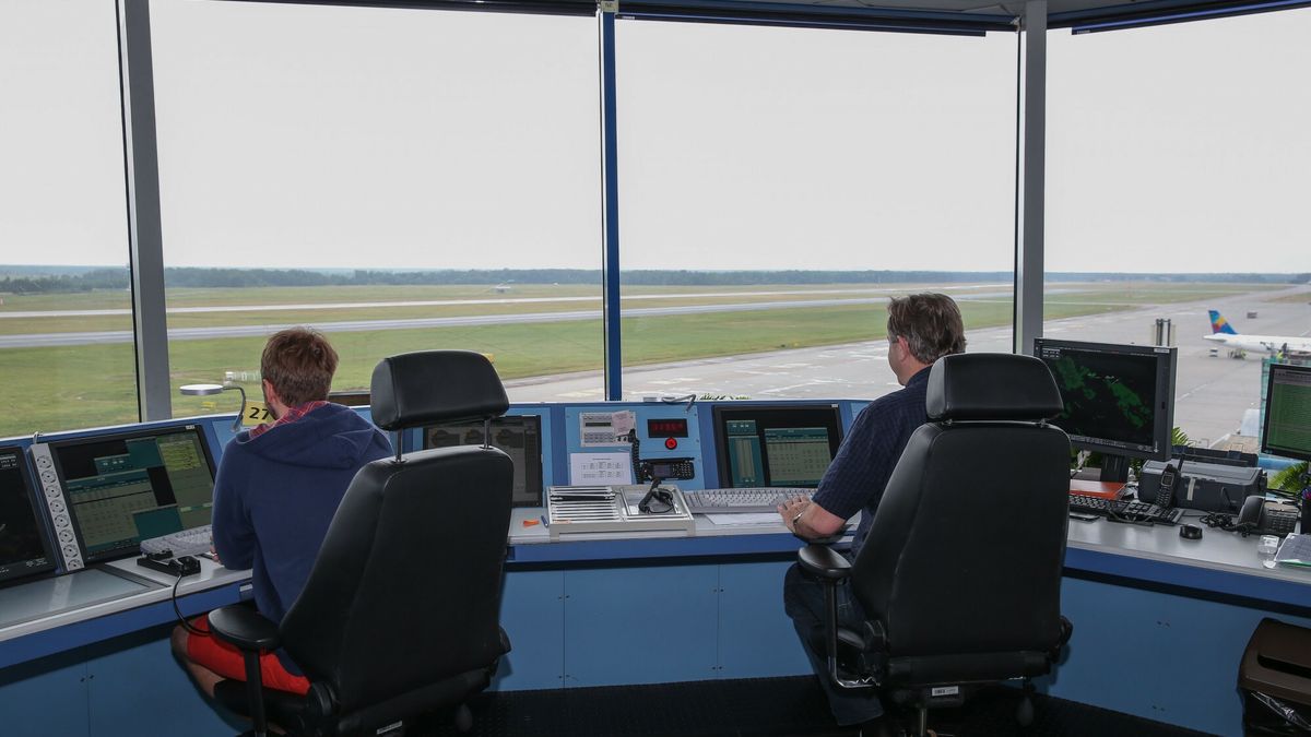 Praca kontrolera lot�wFot. Tomasz Kawka/East News Katowice Pyrzowice 23.06.2017 Wmurowanie aktu erekcyjnego wznoszonej, nowej wiezy kontroli lotow pyrzowickiego lotniska. N/z:Tomasz Kawka