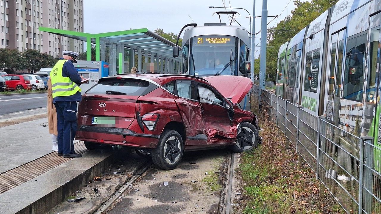 Wrocław: Wypadek tramwaju i samochodu osobowego. Zablokowane torowisko na Gaj. MPK Wrocław uruchamia autobusową komunikację zastępczą