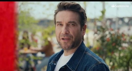 Marcin Dorociński w nowej reklamie Santander Bank Polska pyta "Na ile tak naprawdę Cię stać?" (wideo)