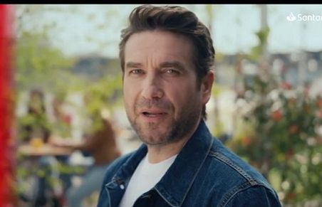 Marcin Dorociński w nowej reklamie Santander Bank Polska pyta "Na ile tak naprawdę Cię stać?" (wideo)