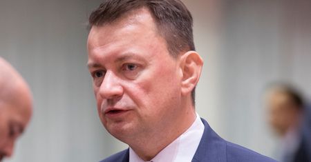 "Wynik niestety jest dodatni". Mariusz Błaszczak ma koronawirusa