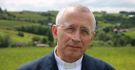 Pokłosie seksafery. Jezuita: Czy konieczny jest medialny "bicz"?