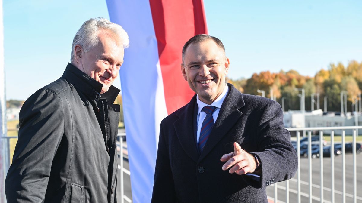 Kalvarija, Litwa, 20.10.2025. Prezydent RP Karol Nawrocki (P) oraz prezydent Republiki Litewskiej Gitanas Nauseda (L) podczas uroczystości otwarcia odcinka autostrady Via Baltica przy polsko-litewskim przejściu granicznym Budzisko-Kalvarija, 20 bm. (sko) PAP/Valdemar Doveiko
