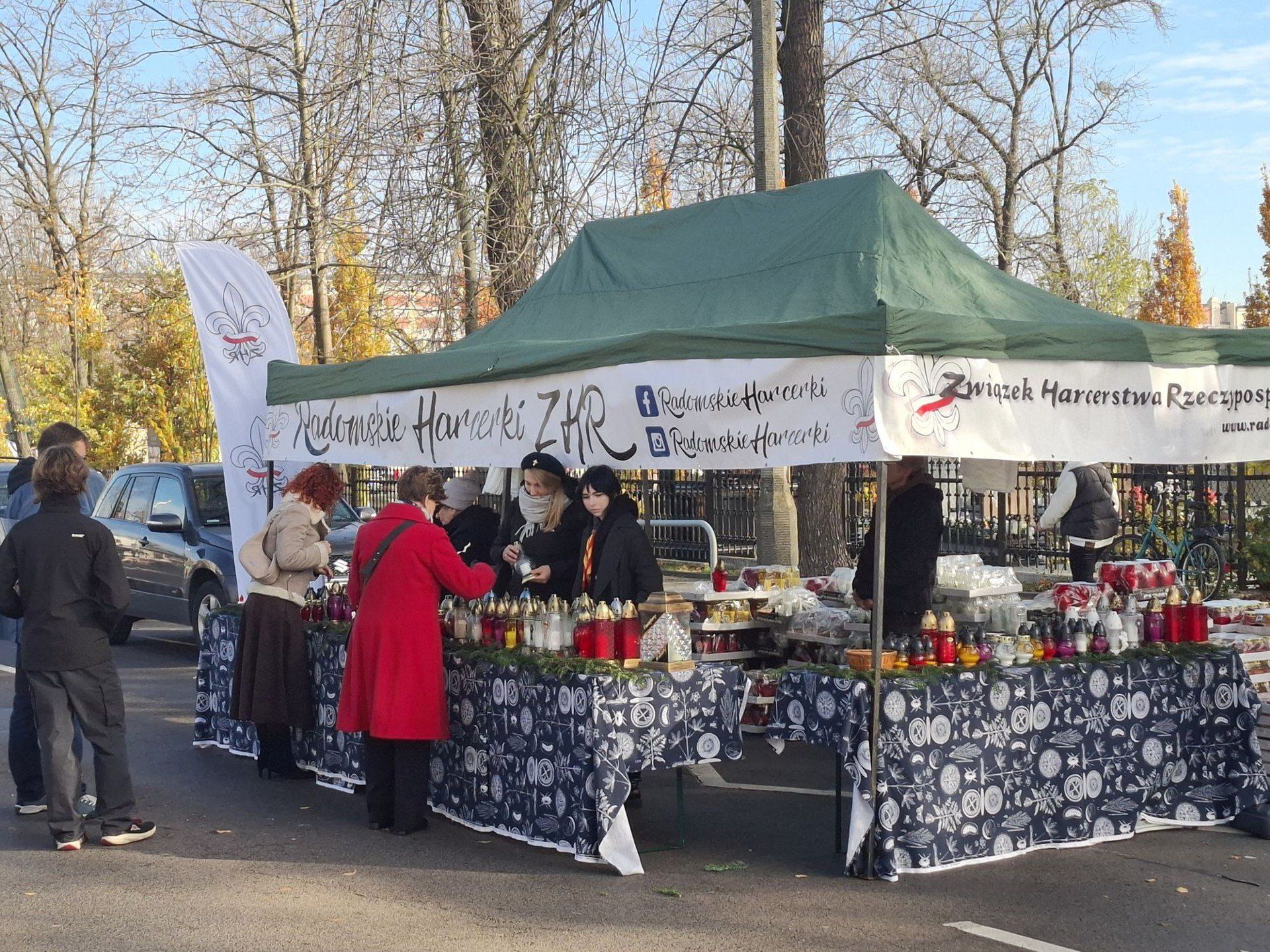Przy cmentarzu można było zaopatrzyć się w znicze, a wybór był bardzo duży