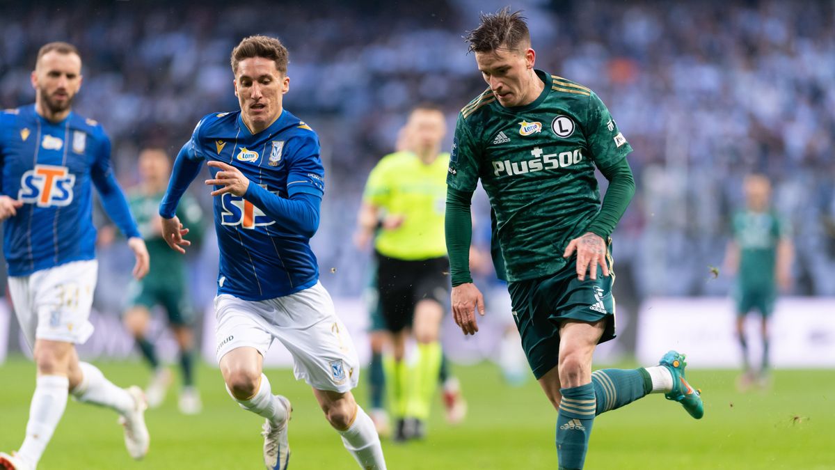 Poznań, 09.04.2022. Zawodnik Lecha Poznań Joel Pereira (L) i Benjamin Verbic (P) z Legii Warszawa podczas meczu 28. kolejki piłkarskiej Ekstraklasy w Poznaniu, 9 bm. (js) PAP/Jakub Kaczmarczyk