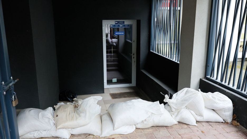 Worki z piaskiem
Ostr�w Wielkopolski, 12.09.2024. Worki z piaskiem w siedzibie Rady Miejskiej w Ostrowie Wielkopolskim, 12 bm. Obecnie dla Ostrowa Wielkopolskiego obowi�zuje drugi stopie� zagro�enia przed ulewami w trzystopniowej skali. (ad) PAP/Tomasz Wojtasik
Tomasz Wojtasik
ostrze�enie, ulewa, Worki z piaskiem, zagro�enie, alert, deszcze, ekstremalne opady, opady deszczu, piach, piachem, piasek, podtopie�, pogoda, przygotowania, przygotowanie, ulewy, Urz�d Miejski