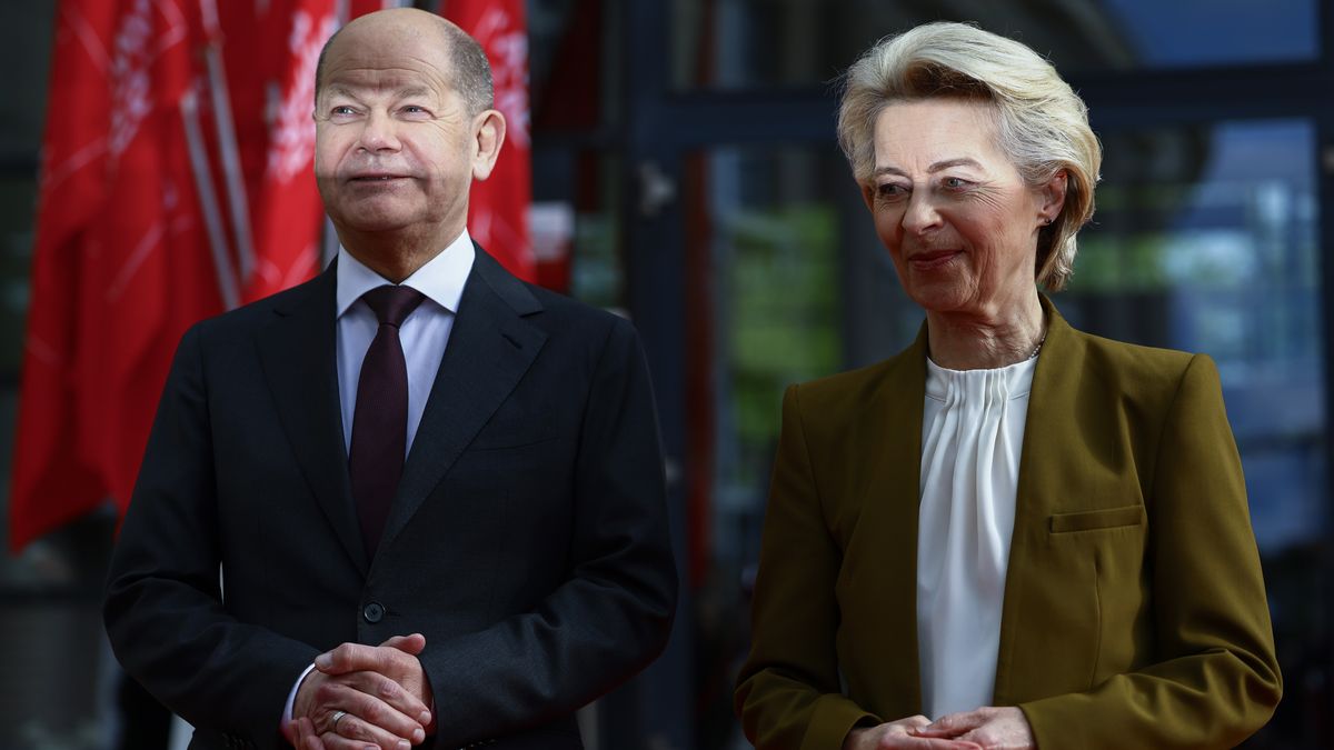 German Chancellor Olaf Scholz (L) and European Commission President Ursula von der Leyen (R) arrive for the opening ceremony of the annual industry trade fair 'Hannover Messe', in Hanover, Germany, 21 April 2024. Norway is this year's partner country of the Hanover industrial fair. At the world's leading trade fair for industry, around 4000 exhibitors from the mechanical engineering, electrical and digital industries as well as the energy sector will showcase their latest technologies, developments and solutions from 22 to 26 April 2024. The fair will focus on climate protection, sustainability and artificial intelligence. EPA/HANNIBAL HANSCHKE Dostawca: PAP/EPA.