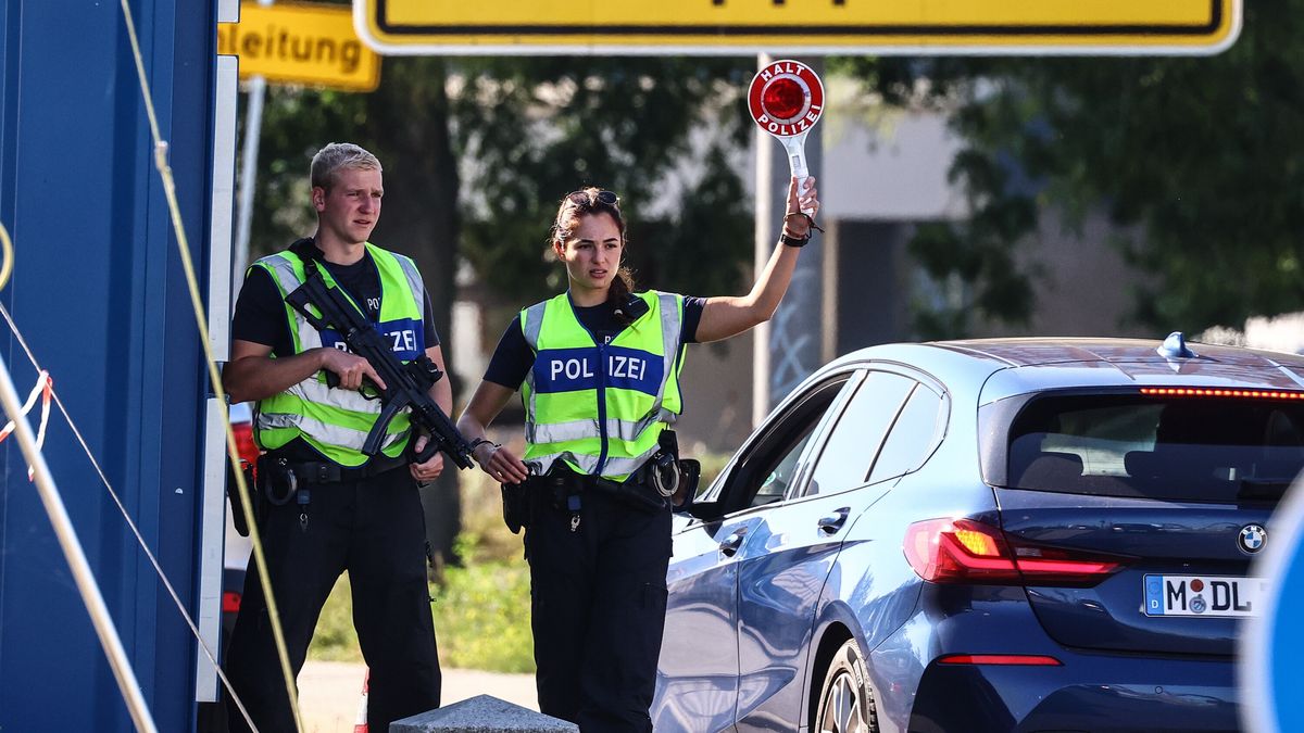 German police officers stop a car at a German federal police checkpoint at the German-Polish border in Frankfurt Oder, Germany, 21 September 2024. Germany started expanding its border controls with its nine neighboring countries on 16 September 2024, with the aim to limit irregular migration. Since Germany reinstated temporary checks on its borders with Poland, the Czech Republic, Austria, and Switzerland in October 2023, federal police have recorded nearly 52,000 illegal border crossings and denied entry to about 30,000 individuals, according to the German Federal Ministry of the Interior and Community. EPA/FILIP SINGER Dostawca: PAP/EPA.