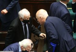 Kaczyński w zagrożeniu. Korwin-Mikke bez dystansu i maseczki