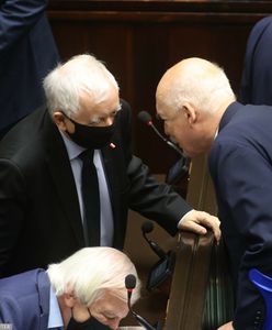 Kaczyński w zagrożeniu. Korwin-Mikke bez dystansu i maseczki