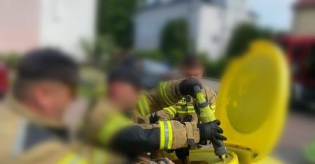 Polkowice. Mężczyzna utknął w pojemniku na odpady. Szukał okularów