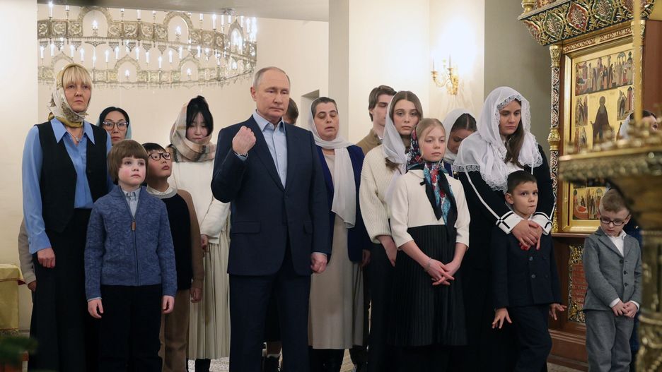 Russian President Vladimir Putin (C) attends a Christmas service at the Church of the Holy Image of the Savior Not Made by Hands on the territory of the state residence Novo-Ogaryovo outside Moscow, Russia, 06 January 2024. Russians celebrate Christmas according to the Russian Orthodox' Julian Calendar, 13 days after Christmas Day (25 December), on the Gregorian Calendar. EPA/GAVRIIL GRIGOROV / SPUTNIK / KREMLIN POOL Dostawca: PAP/EPA.
