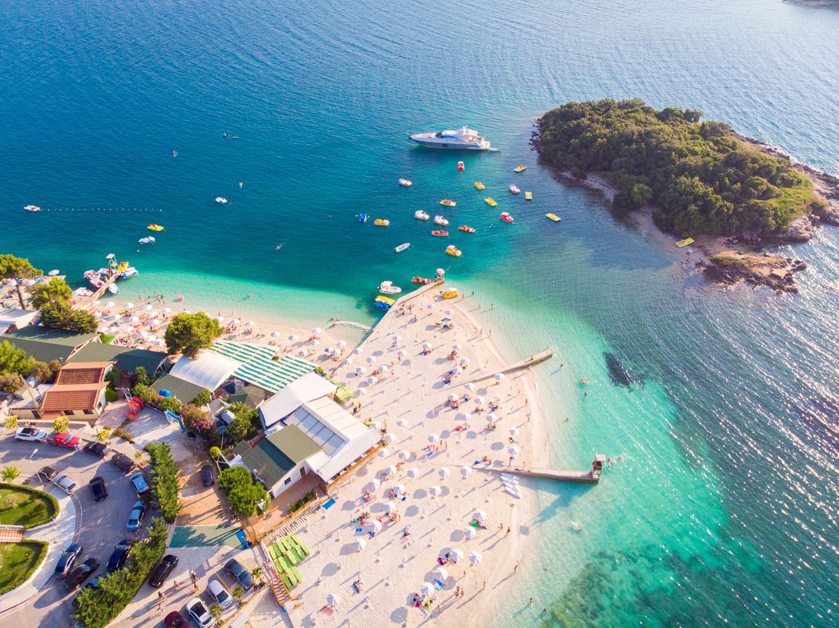 Pięknym wybrzeżem może pochwalić się m.in. kurort Ksamil