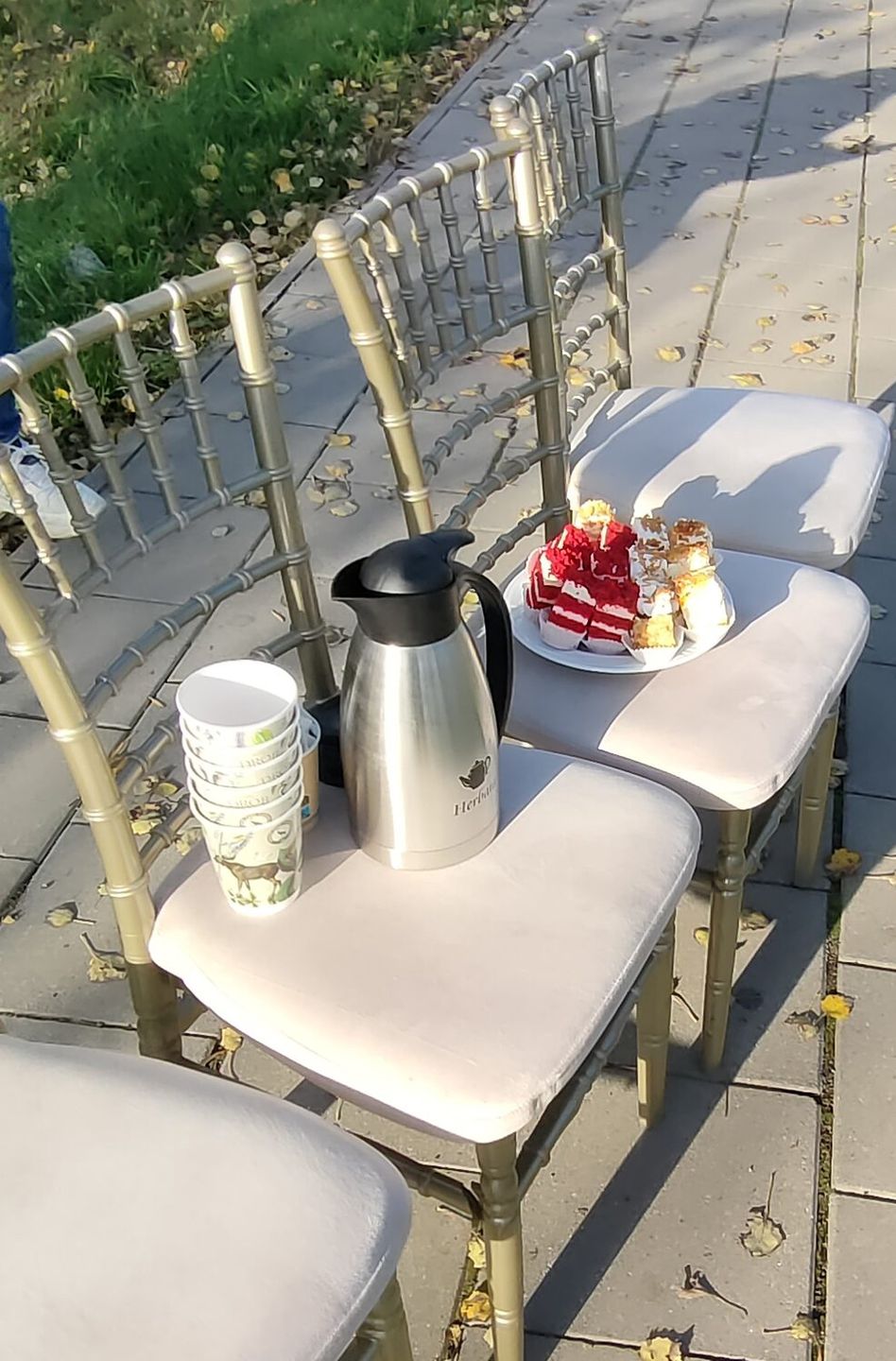 Ciasto i kawa dla paparazzi na ślubie "Kurzopków"