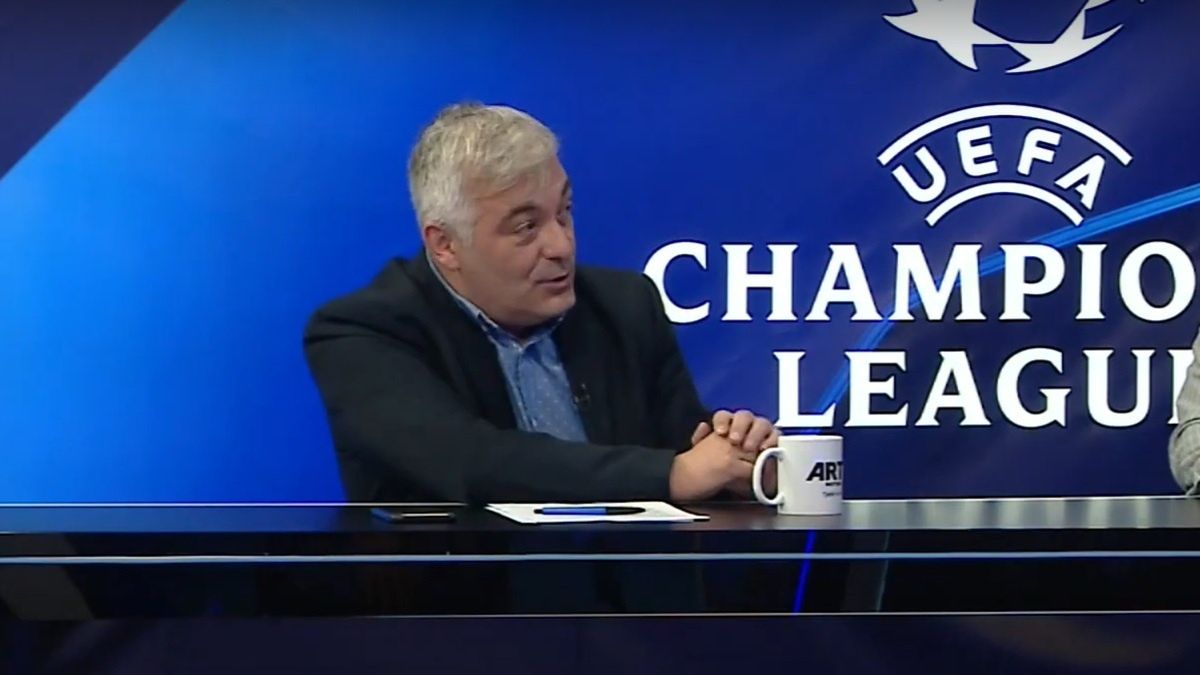 Andin Lokaj w studio telewizyjnym w czasie meczu Ligi Mistrzów