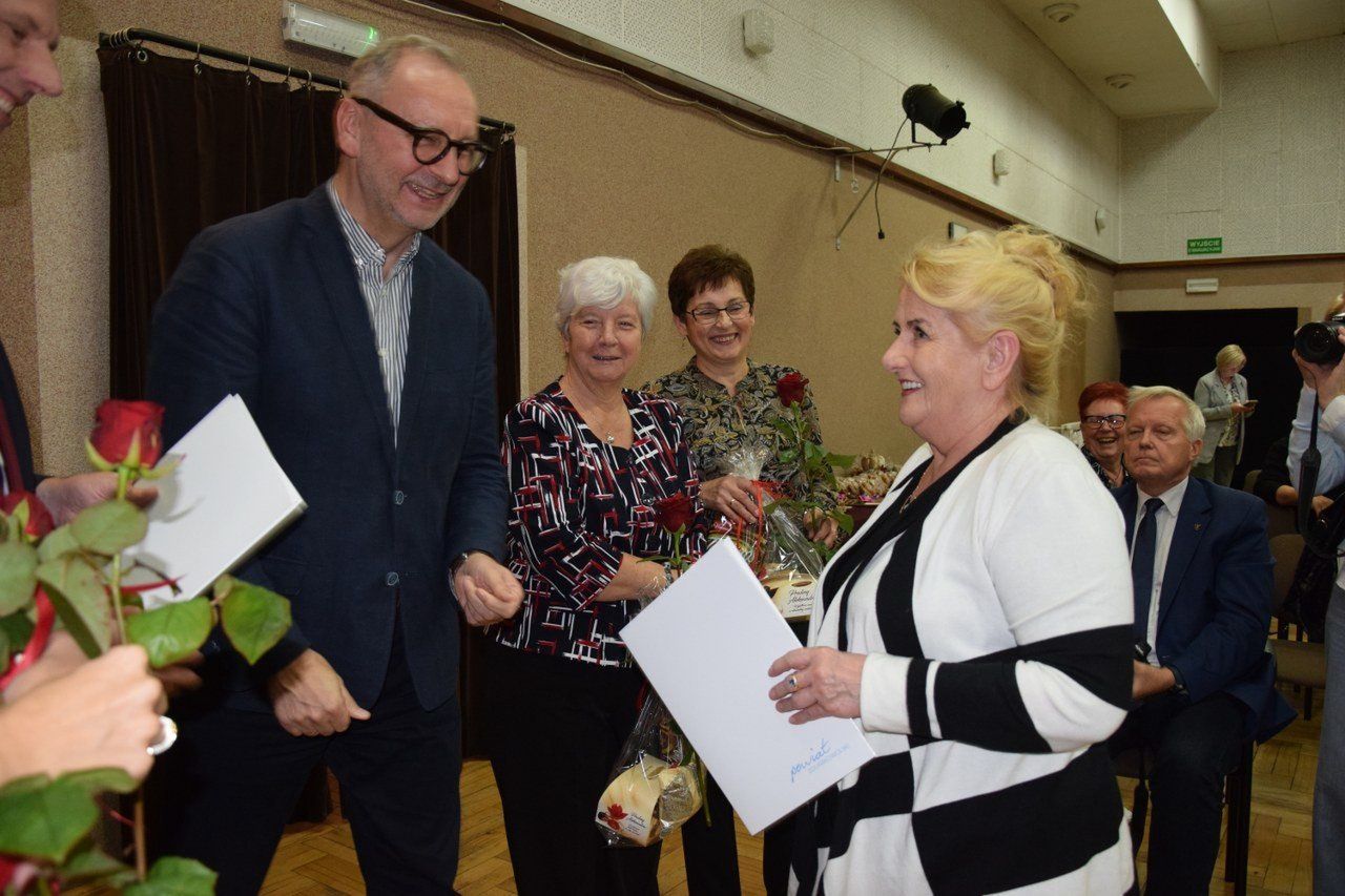 Emerytowani pracownicy PKP Zduńska Wola Karsznice odebrali odznaczenia i pamiątkowe listy