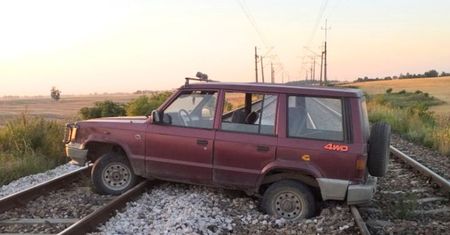 Ktoś zostawił SUV-a na torach. Policja szuka sprawcy